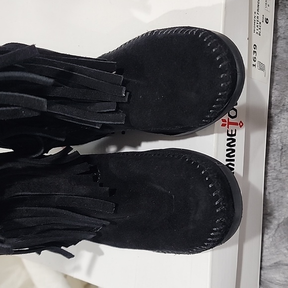 Perfect! Women's Minnetonka 3 Layer Black Fringe Boots Size 6 - Picture 4 of 5